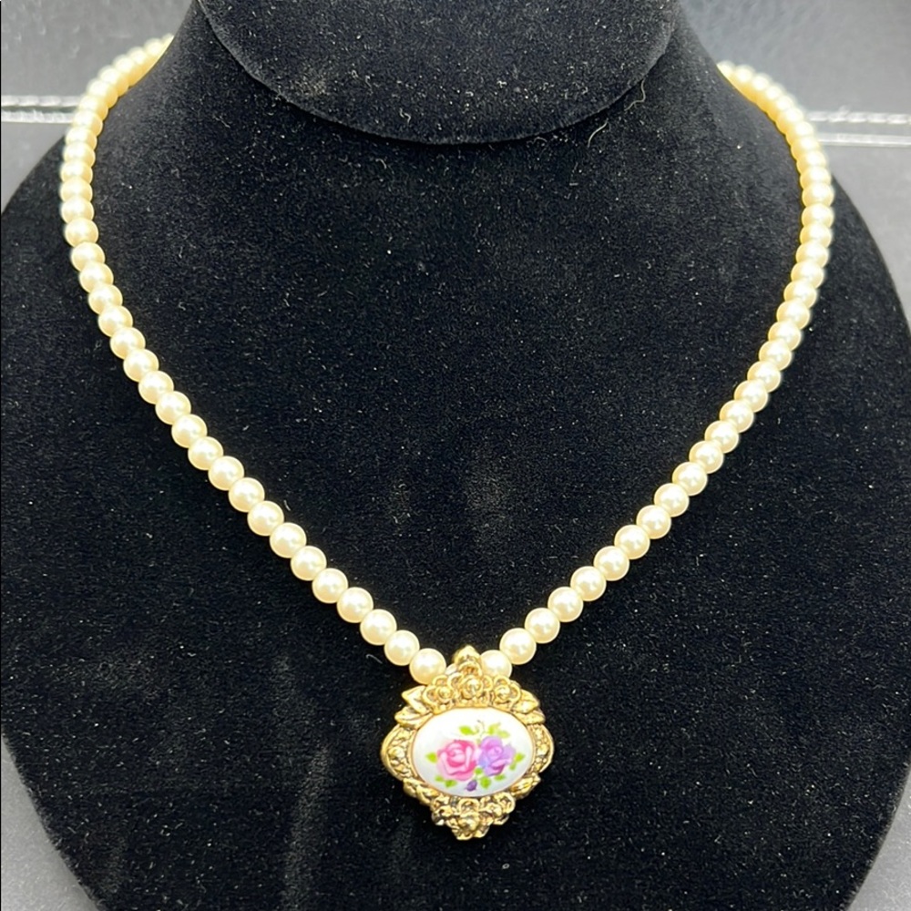 Vintage Avon flower cameo pearl necklace